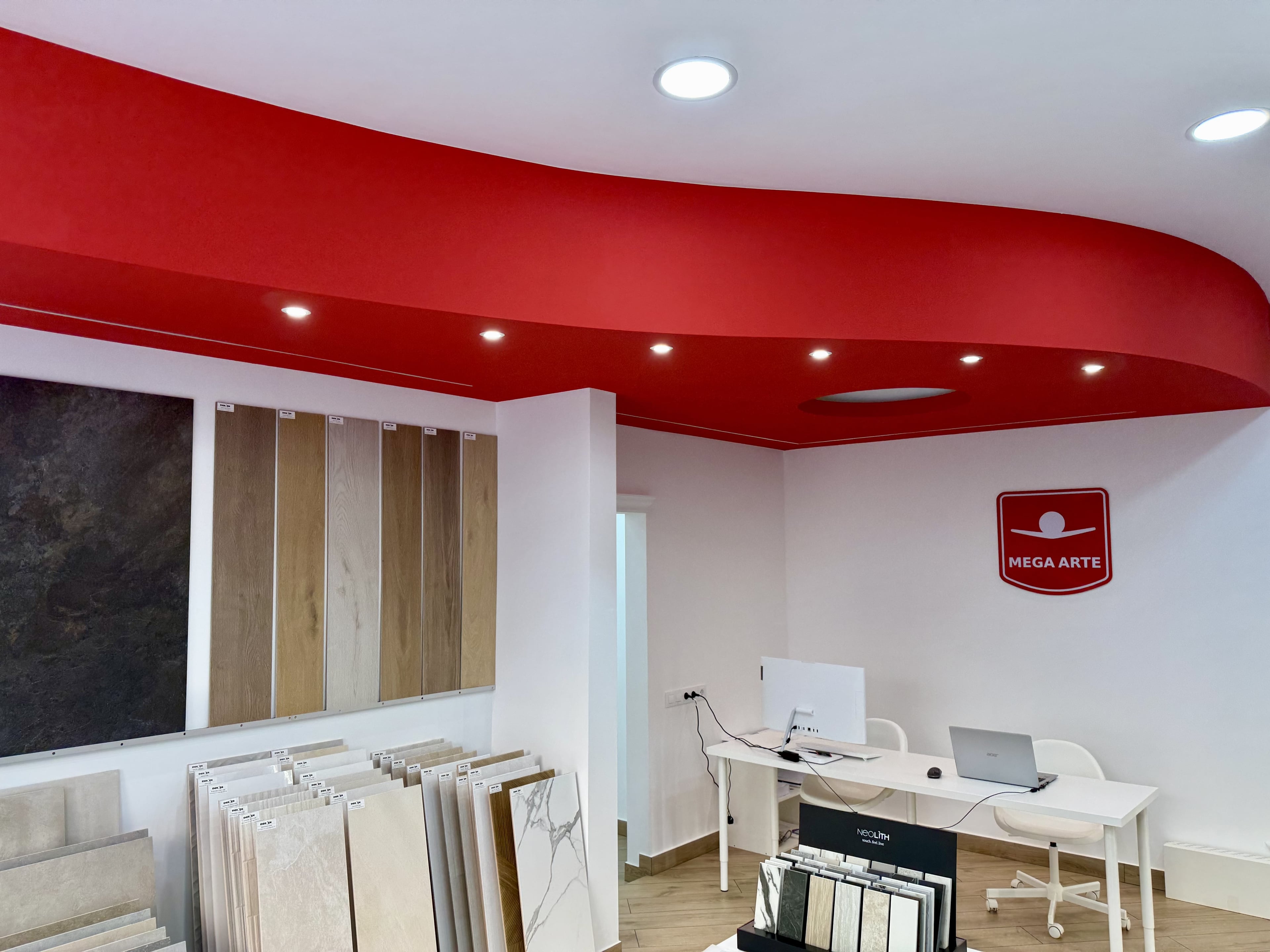 Imagen de la obra en construcción con profesionales trabajando